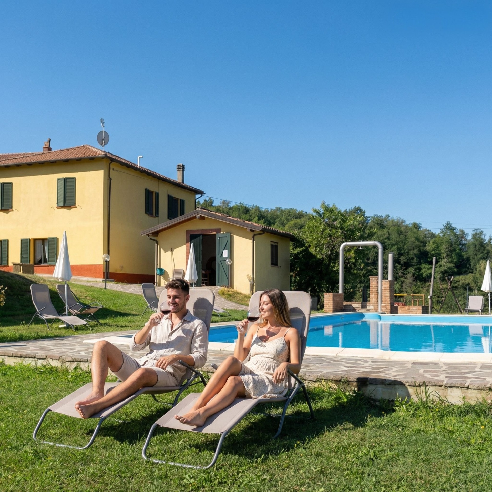 Coppia in piscina durante un weekend nelle Langhe a Tenuta MonteOliveto